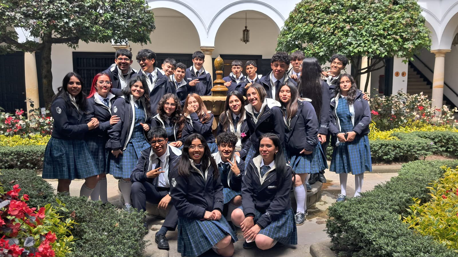 Estudiantes de AZAIRUS XXVI en el patio del colegio